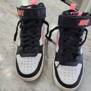 EUC 4Y Nike Black and White Sneakers with Pink Highlights